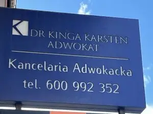 Szyld Kancelaria Adwokacka dr Kinga Karsten z numerem telefonu kontaktowego